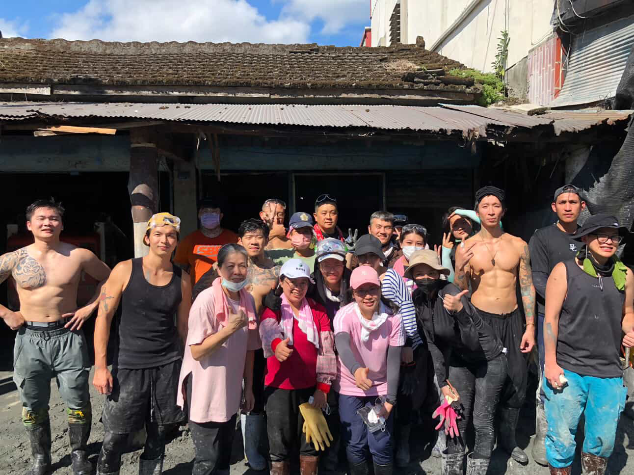 健力、舉重教練組成的黑熊團隊也前進光復貢獻肌力。