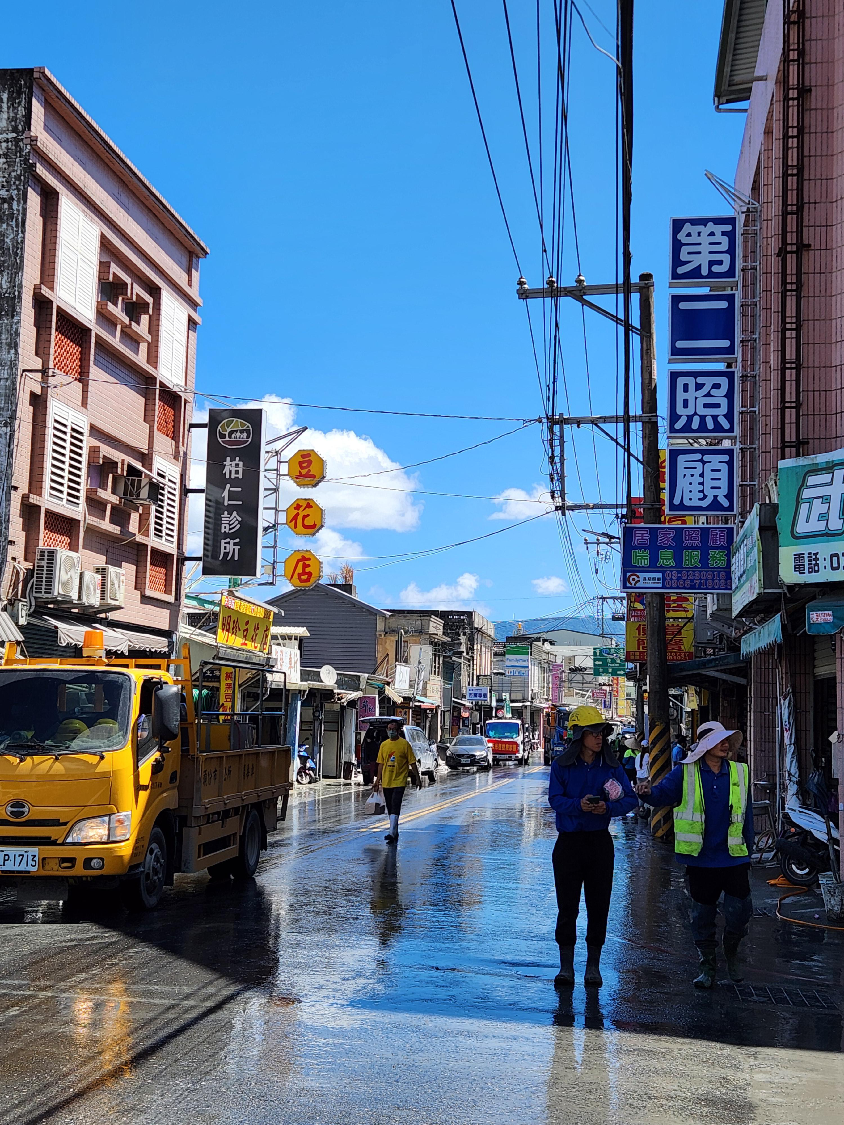 街道清理後恢復通行，工作人員持續檢查安全。