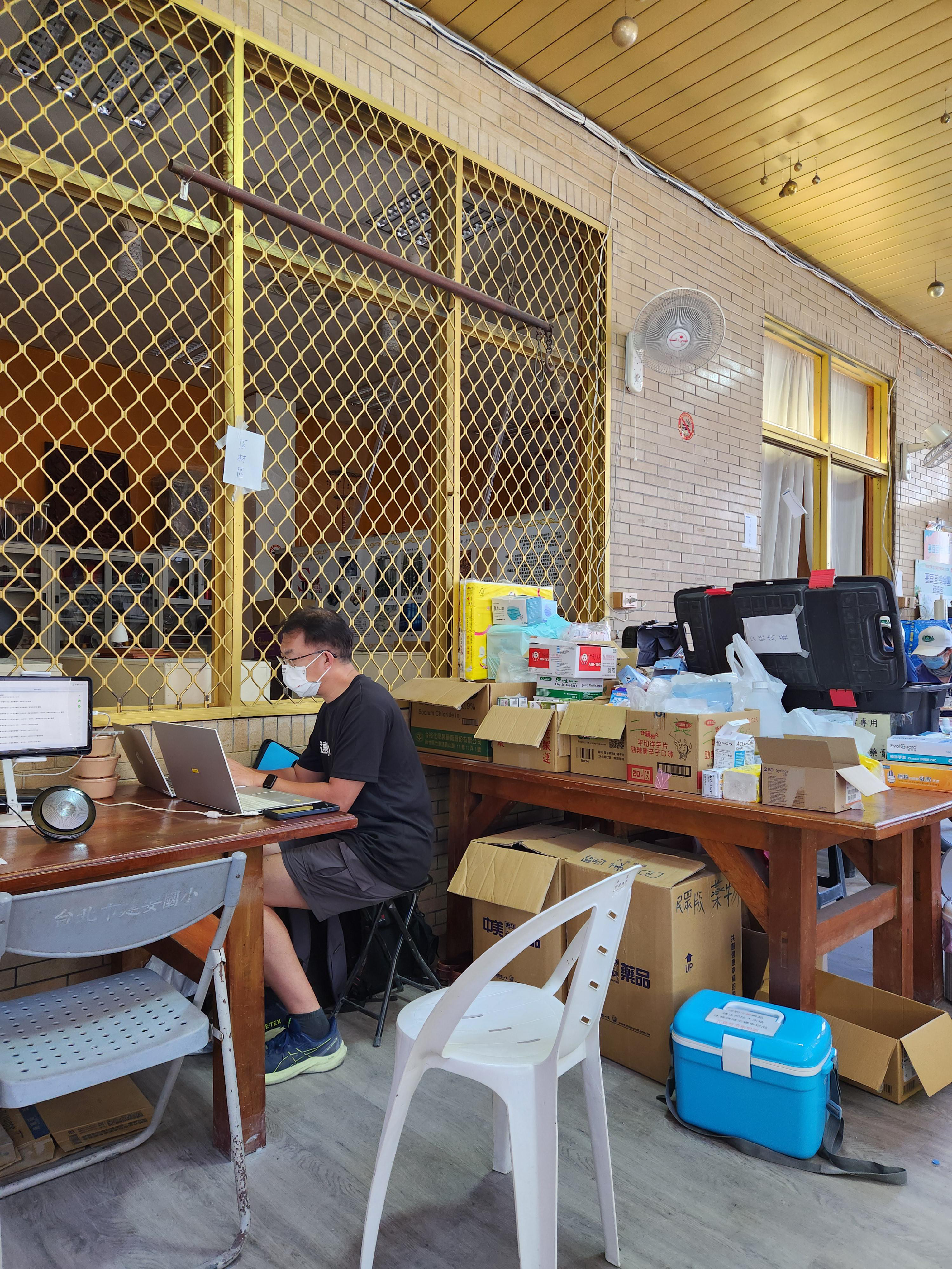 一站設於光復站對面的民宅，居民主動整理外廊，成為物資與支援的據點。