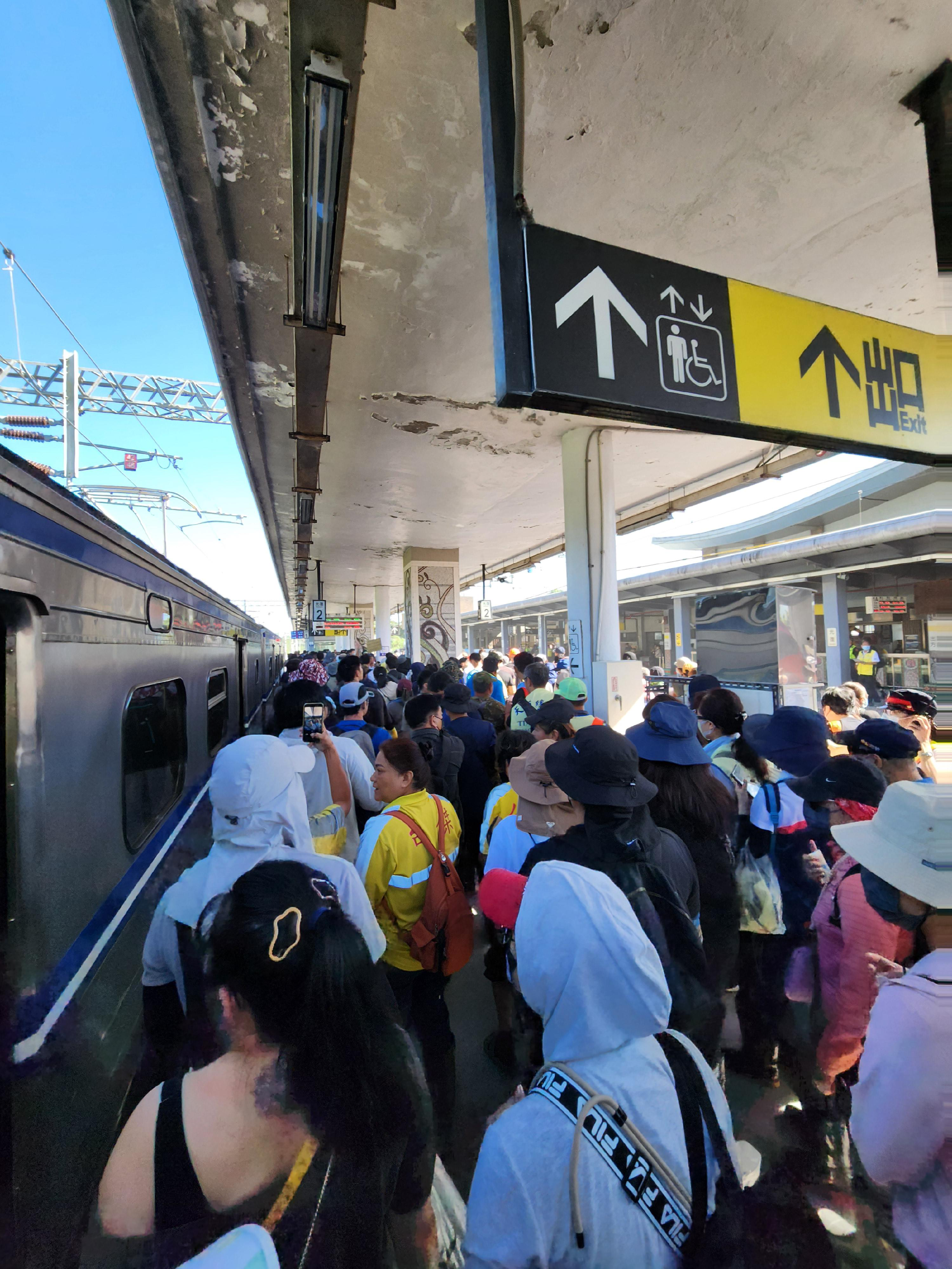 平日寧靜的光復站，災後每天湧入大量志工，為重建注入活力。