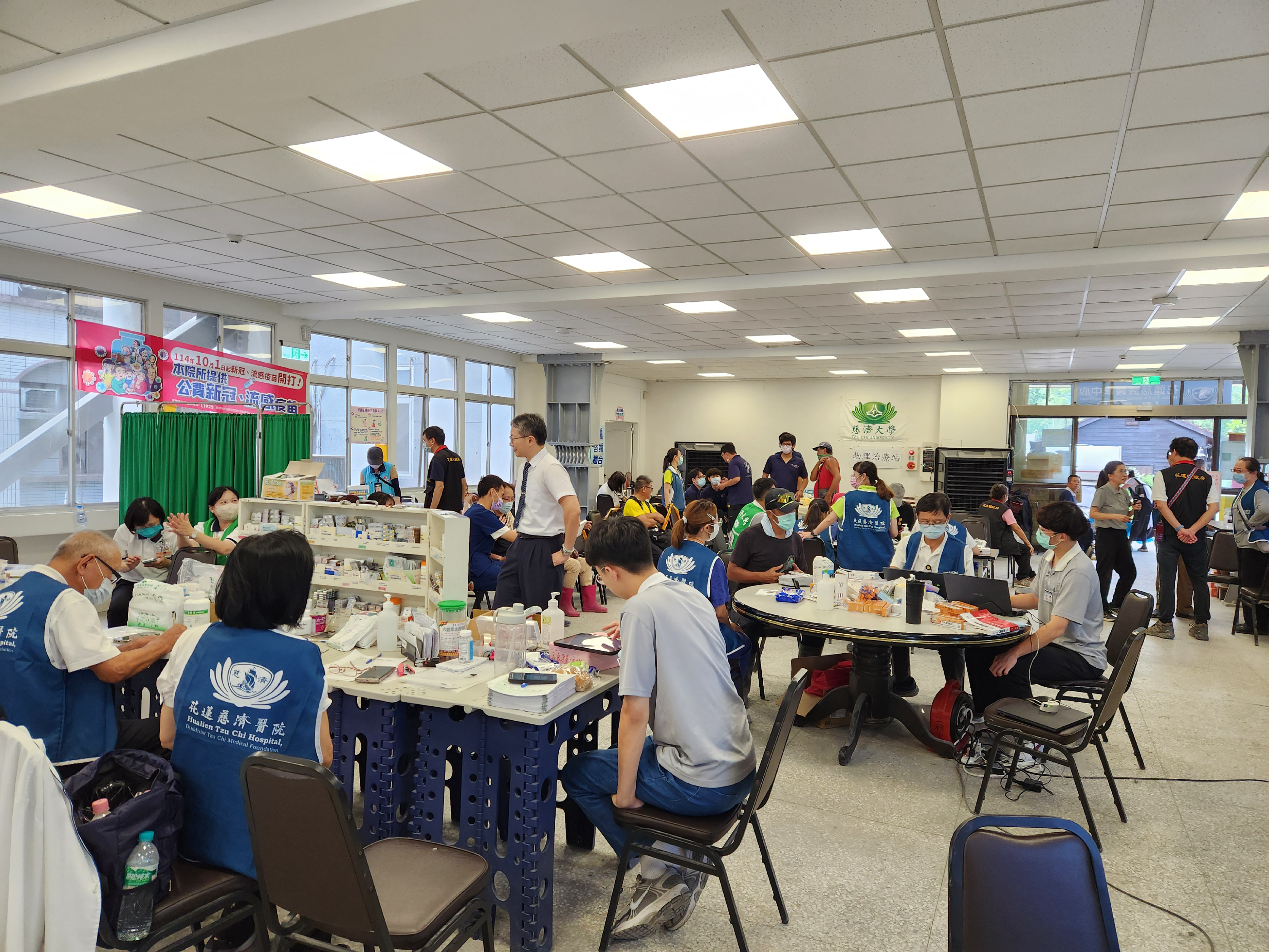 二站位於光復糖廠，寬敞的空間裡，志工與醫護人員忙碌地提供協助。