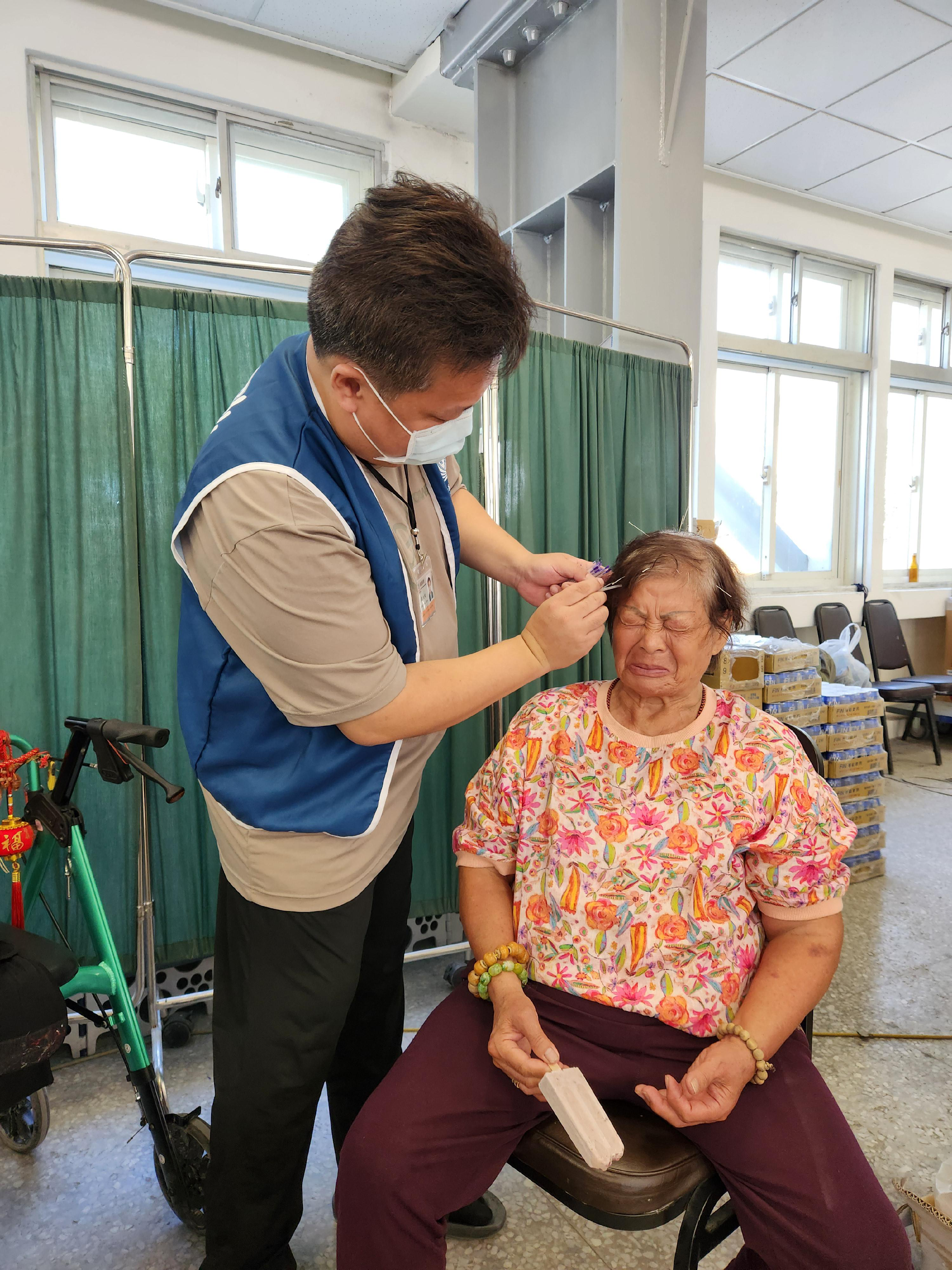 醫護人員在臨時醫療站為長者進行檢查與照護。