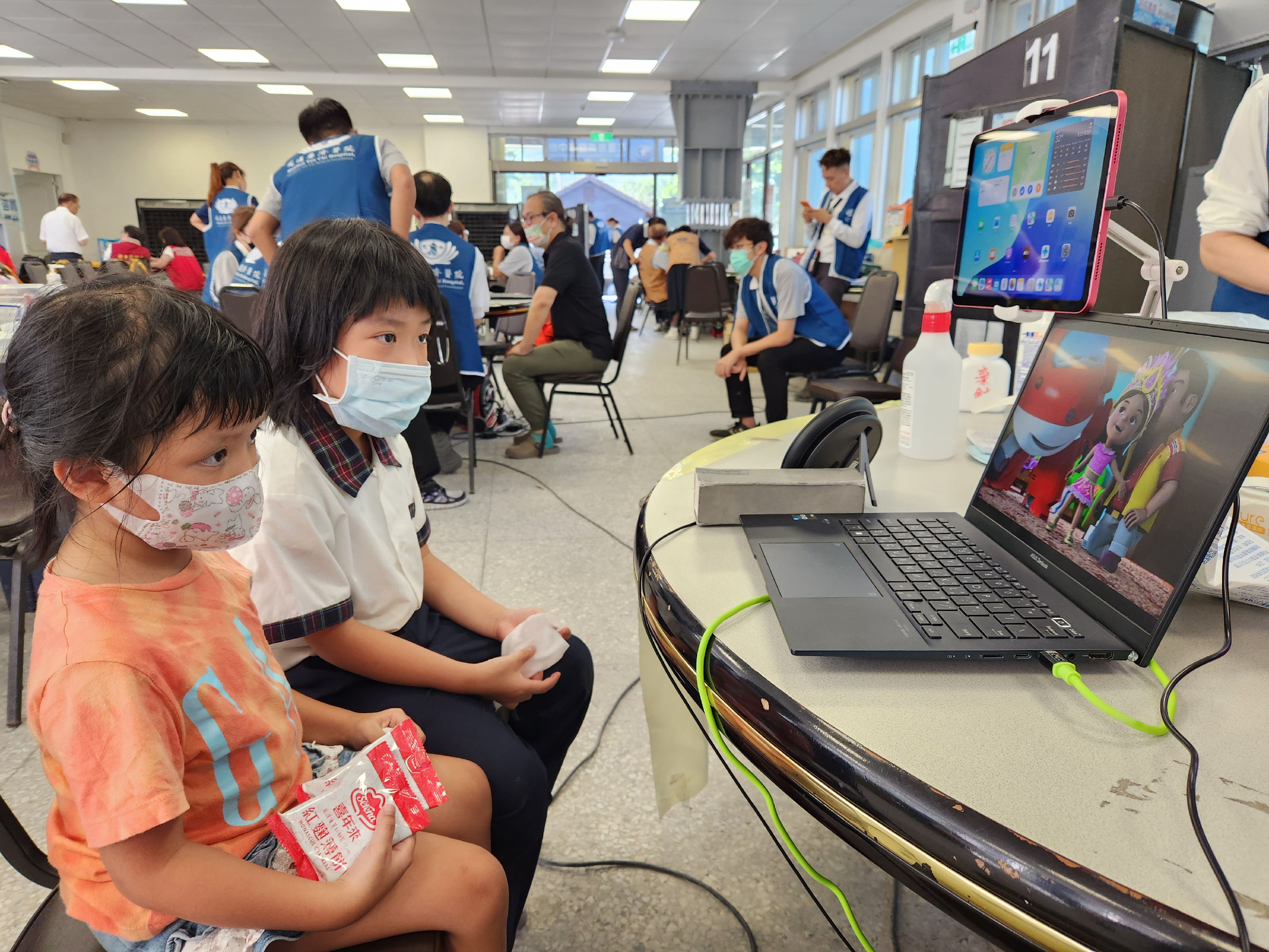 兒童在臨時收容中心觀看動畫，獲得心理安慰。