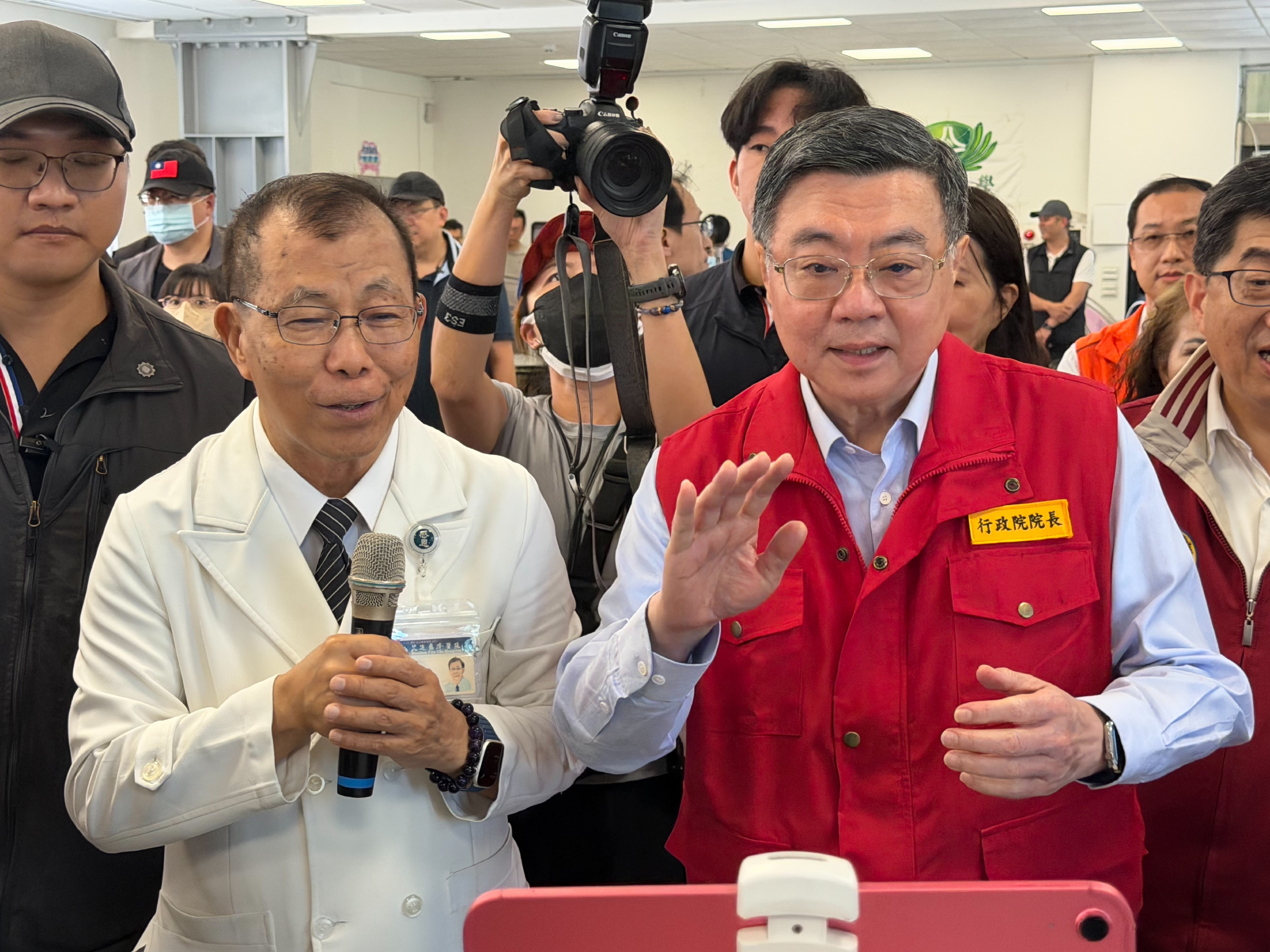 卓榮泰院長與季連成指揮官蒞臨二站現場，聽取工作簡報後，特別表達對遠傳團隊的感謝。