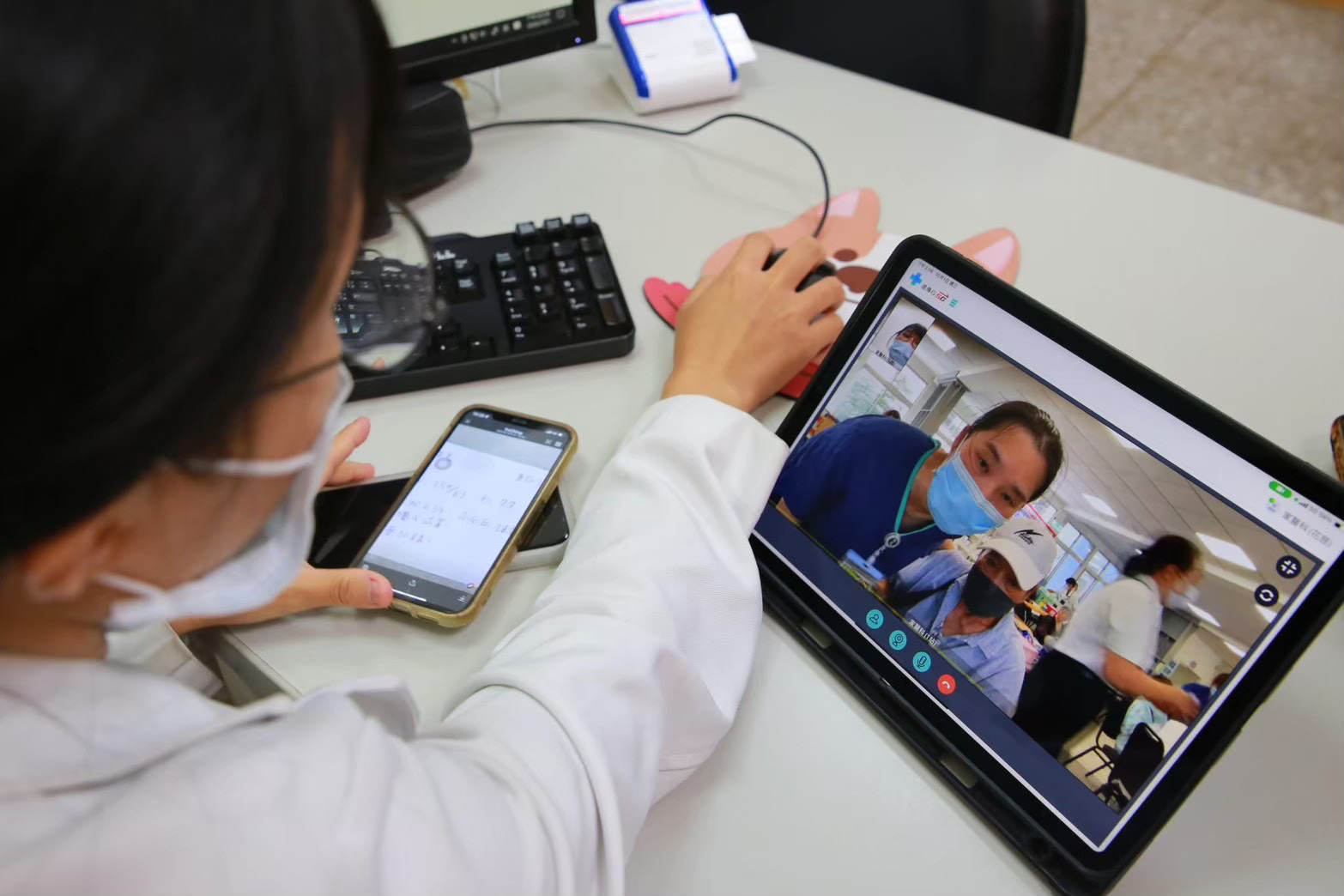 醫護人員透過視訊設備進行遠端醫療協助。