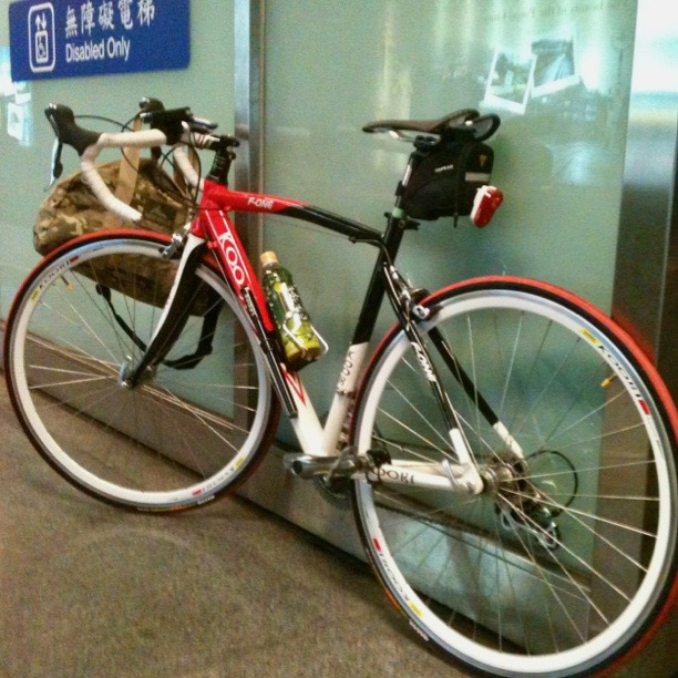 在松山車站等上車的裝備